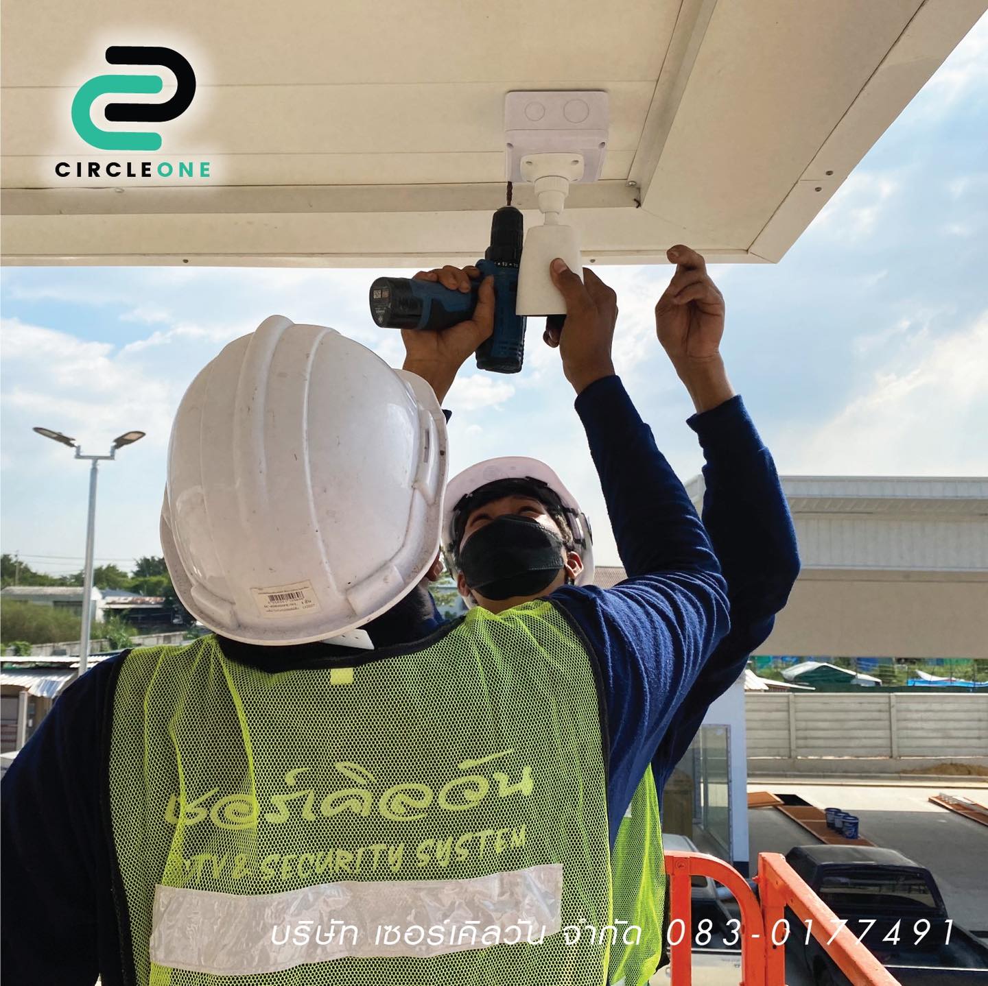 เจ้าหน้าที่ติดตั้งกล้องวงจรปิด